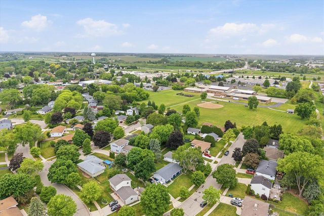 1542 N Lakeview AVENUE, Port Washington, WI 53074
