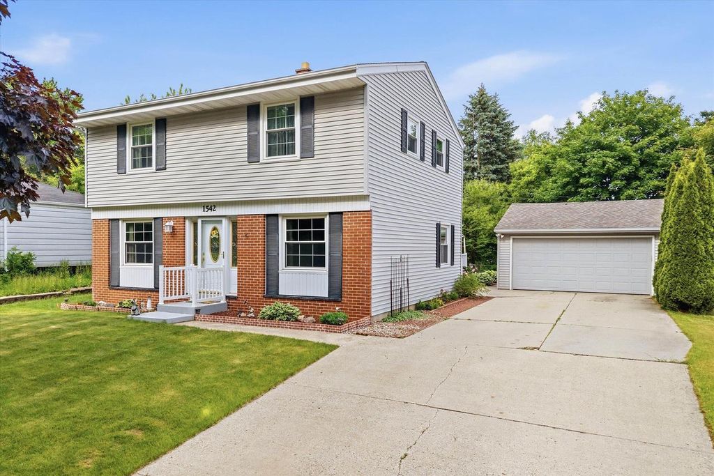 1542 N Lakeview AVENUE, Port Washington, WI 53074