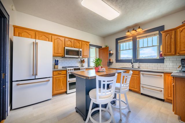 132 Christiansburg NE, Floyd, VA 24091