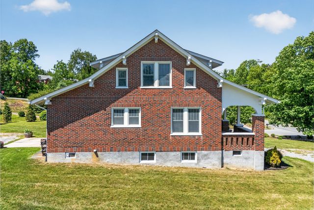 132 Christiansburg NE, Floyd, VA 24091
