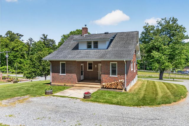 132 Christiansburg NE, Floyd, VA 24091