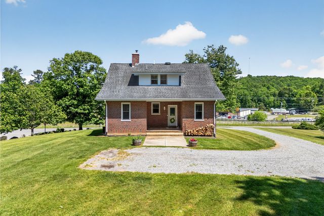 132 Christiansburg NE, Floyd, VA 24091