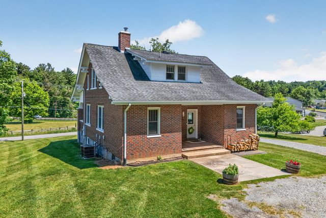 132 Christiansburg NE, Floyd, VA 24091
