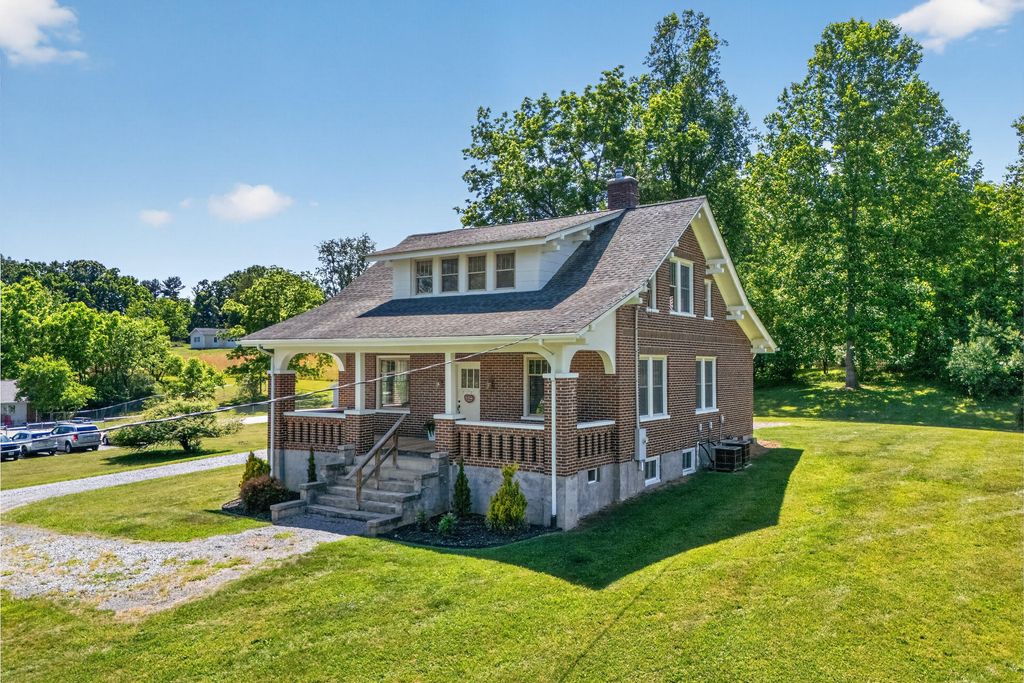 132 Christiansburg NE, Floyd, VA 24091