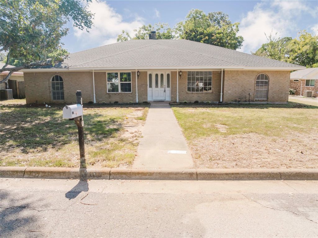 1710 Kingsborough Drive, Arlington, TX 76015