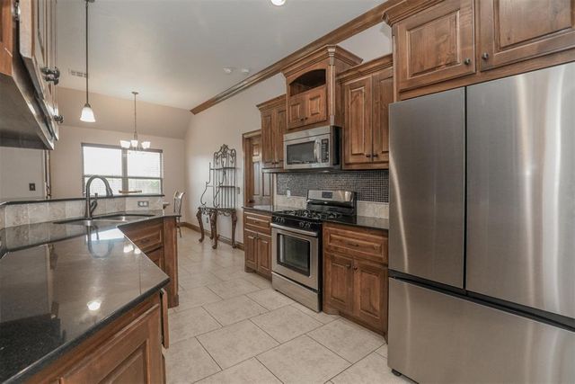 2712 Busheywood Drive, Yukon, OK 73099