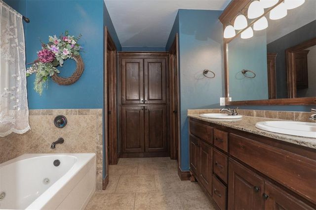 2712 Busheywood Drive, Yukon, OK 73099