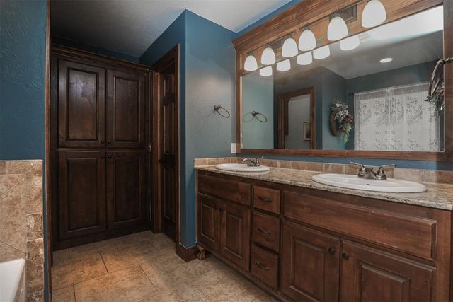 2712 Busheywood Drive, Yukon, OK 73099
