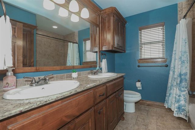 2712 Busheywood Drive, Yukon, OK 73099