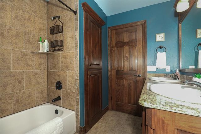 2712 Busheywood Drive, Yukon, OK 73099
