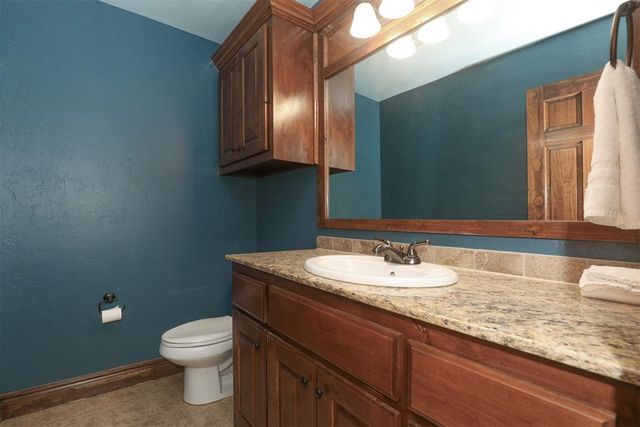 2712 Busheywood Drive, Yukon, OK 73099