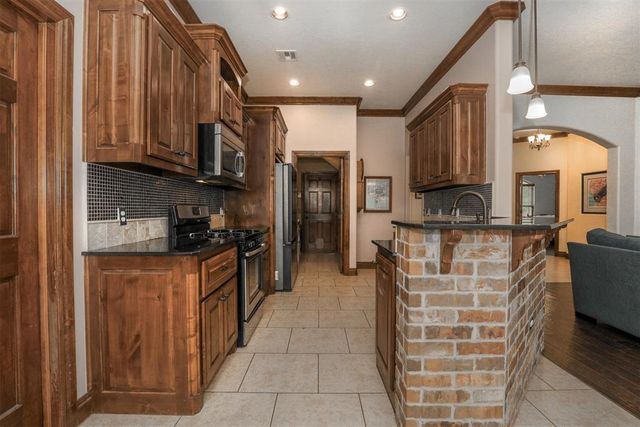 2712 Busheywood Drive, Yukon, OK 73099