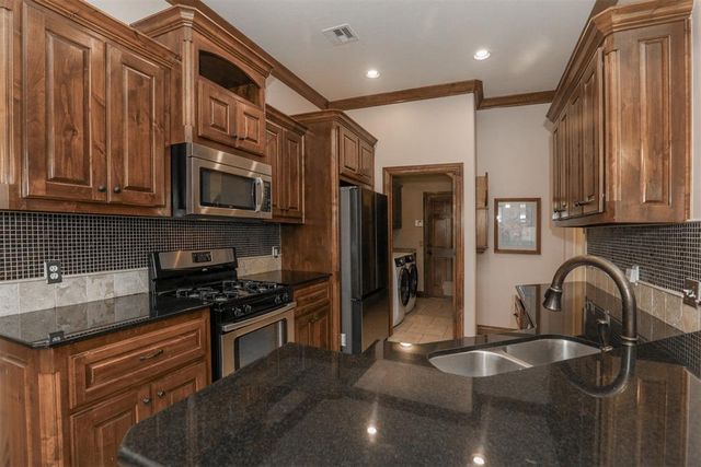 2712 Busheywood Drive, Yukon, OK 73099