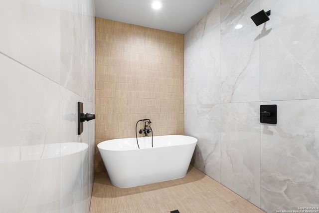 181 Deerwood Circle, Bandera, TX 78003