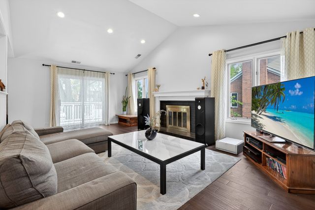 1608 E Clayton Court 1608, Arlington Heights, IL 60004