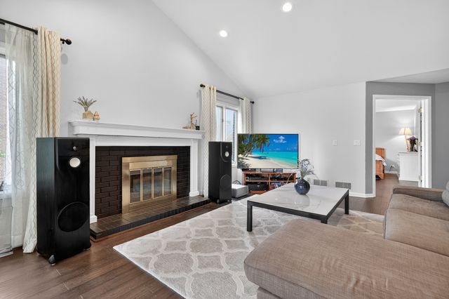 1608 E Clayton Court 1608, Arlington Heights, IL 60004