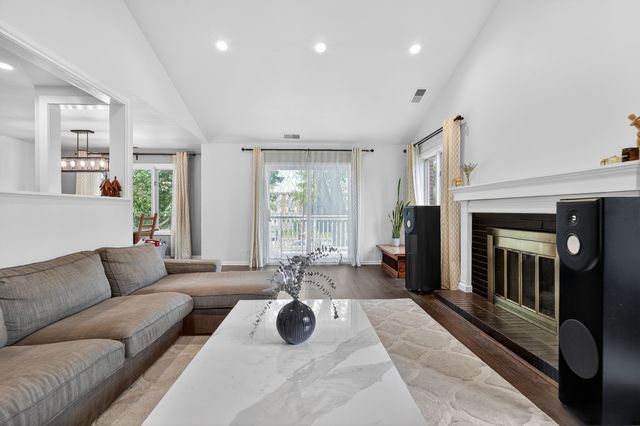 1608 E Clayton Court 1608, Arlington Heights, IL 60004