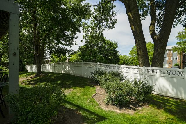 1608 E Clayton Court 1608, Arlington Heights, IL 60004