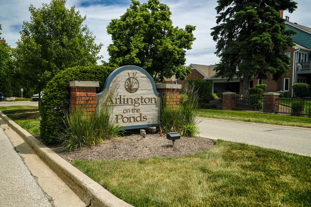 1608 E Clayton Court 1608, Arlington Heights, IL 60004