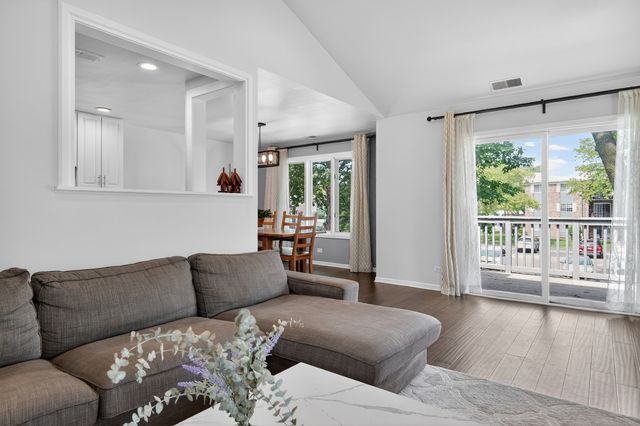 1608 E Clayton Court 1608, Arlington Heights, IL 60004