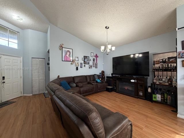 400 Somerset Way, Weston, FL 33326