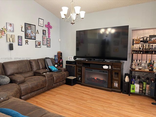 400 Somerset Way, Weston, FL 33326