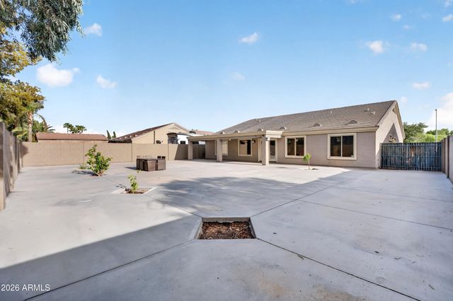 8566 W KEIM Drive, Glendale, AZ 85305