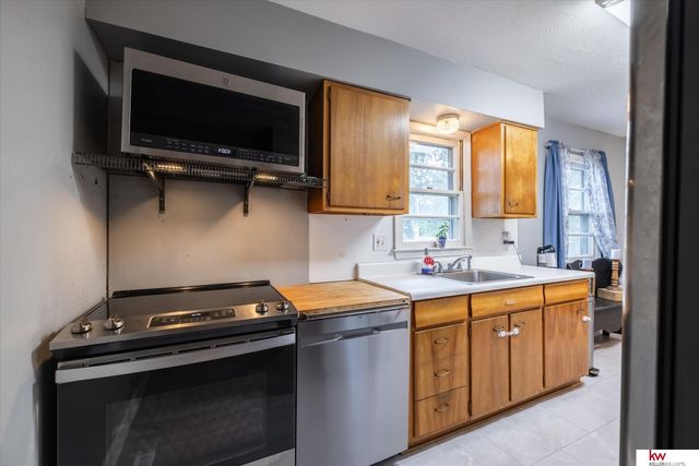 6710 Hartman Avenue, Omaha, NE 68104