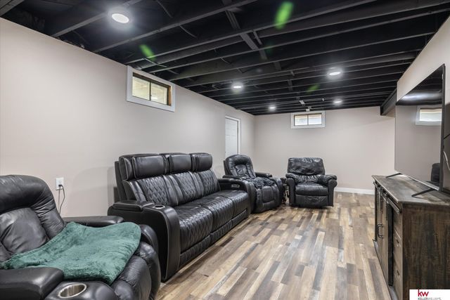 6710 Hartman Avenue, Omaha, NE 68104
