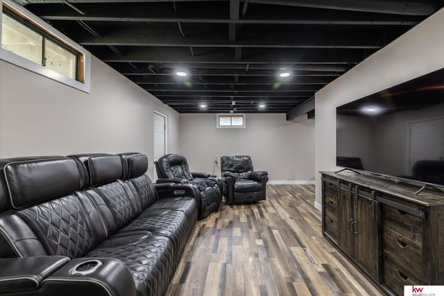 6710 Hartman Avenue, Omaha, NE 68104