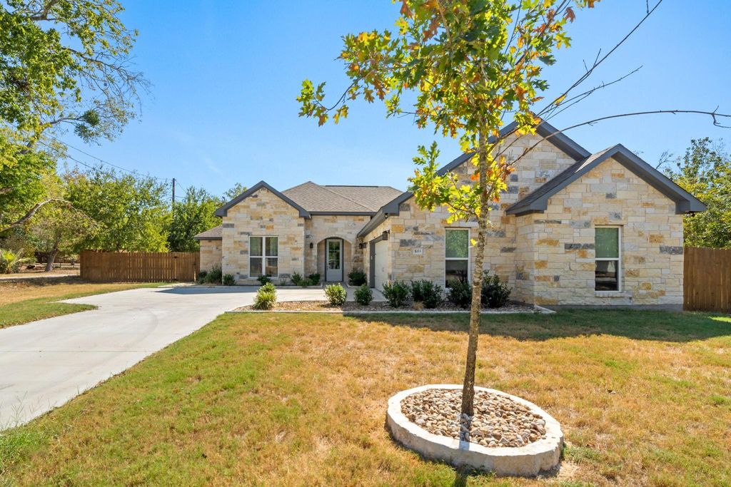 503 E 2nd ST, Elgin, TX 78621