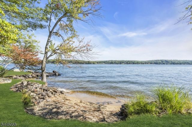 22 Ithanell Rd, Hopatcong Boro, NJ 07843