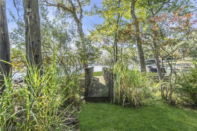 22 Ithanell Rd, Hopatcong Boro, NJ 07843