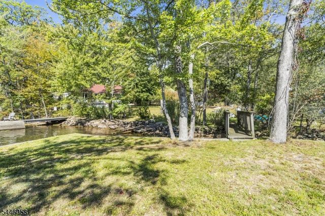 22 Ithanell Rd, Hopatcong Boro, NJ 07843