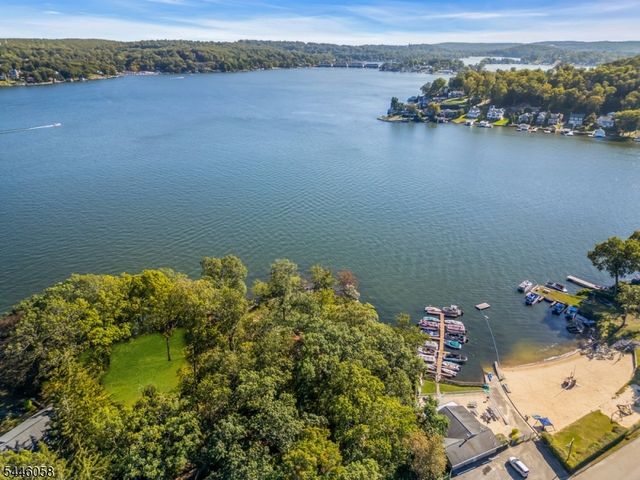 22 Ithanell Rd, Hopatcong Boro, NJ 07843