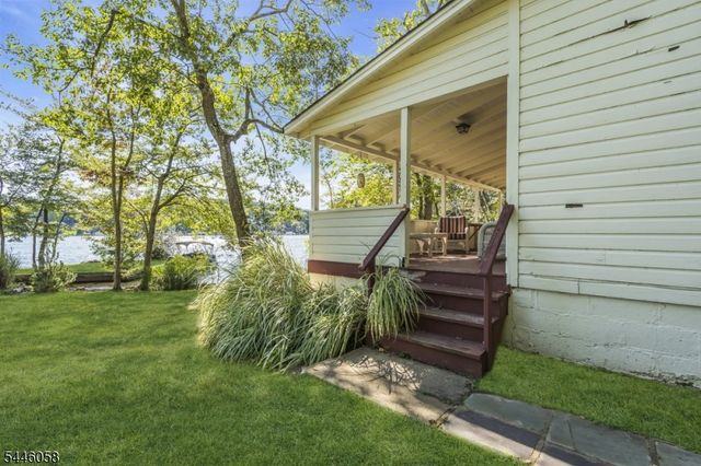 22 Ithanell Rd, Hopatcong Boro, NJ 07843