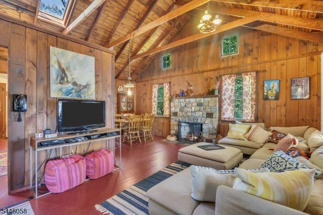 22 Ithanell Rd, Hopatcong Boro, NJ 07843
