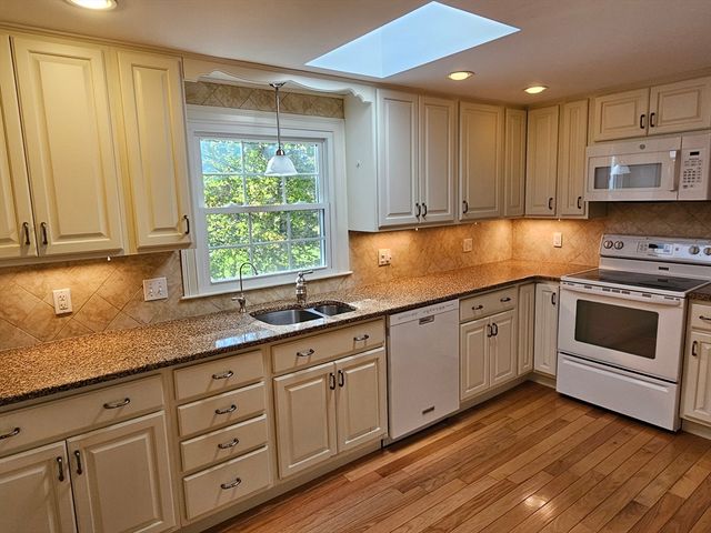 135 Walker Pond Rd, Sturbridge, MA 01566