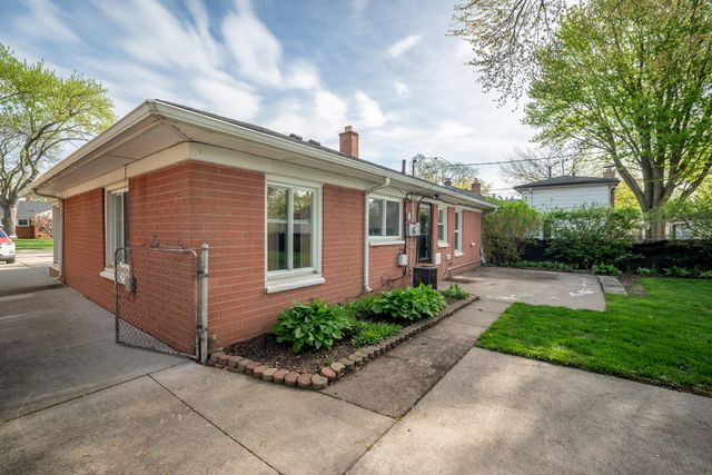 28465 N Clements Circle, Livonia, MI 48150