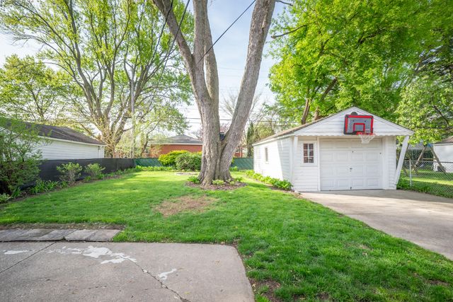 28465 N Clements Circle, Livonia, MI 48150