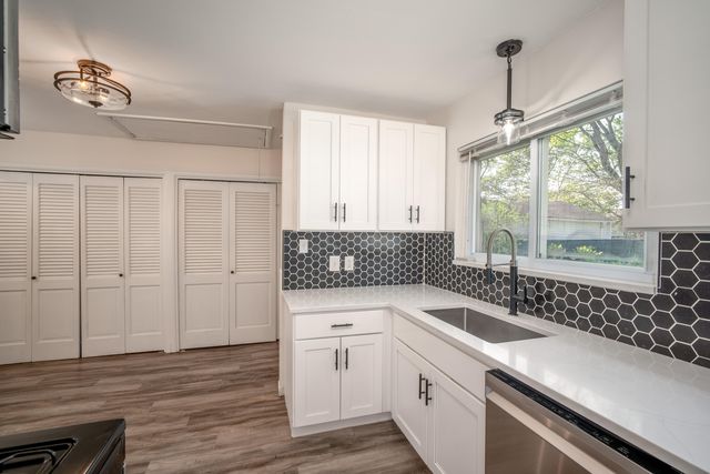 28465 N Clements Circle, Livonia, MI 48150