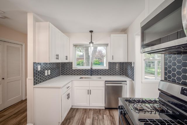 28465 N Clements Circle, Livonia, MI 48150