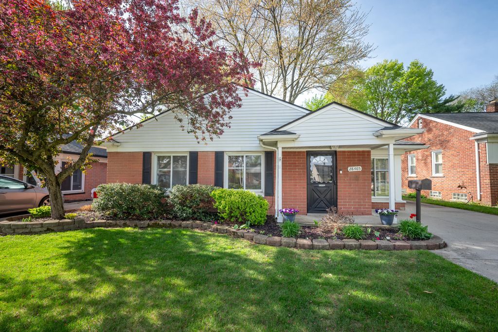 28465 N Clements Circle, Livonia, MI 48150
