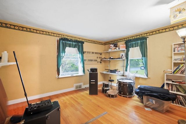 31 Brook St, East Longmeadow, MA 01028