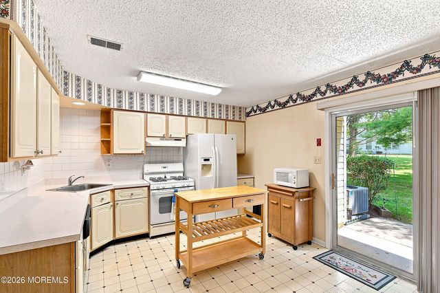 25 Wyeth Drive 11, Freehold, NJ 07728