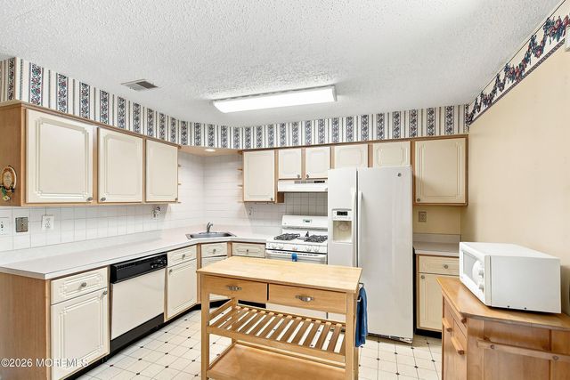 25 Wyeth Drive 11, Freehold, NJ 07728