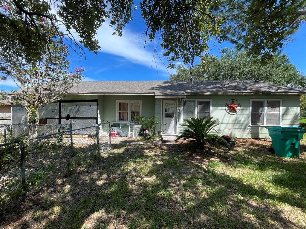 249 N 10th St, Aransas Pass, TX 78336 — exterior