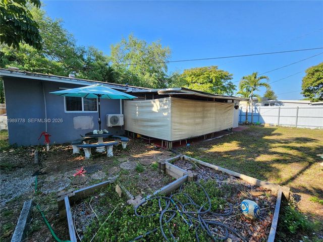 6721 Garfield St, Hollywood, FL 33024