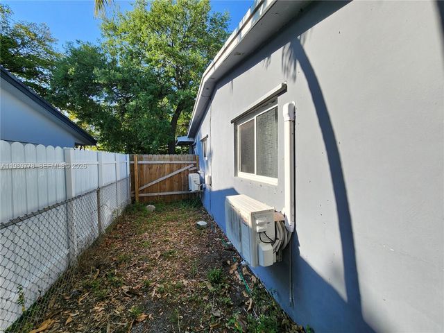 6721 Garfield St, Hollywood, FL 33024