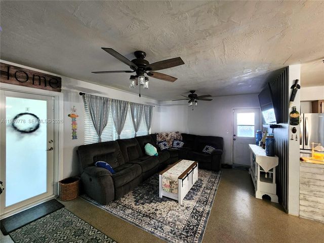 6721 Garfield St, Hollywood, FL 33024